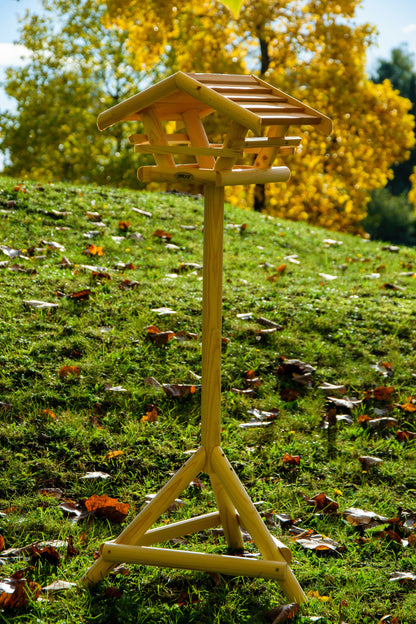 Kompaktes Vogelhäuschen "Berni" mit wetterfestem Design und FSC®-Holz, handgefertigt für Nachhaltigkeit und Langlebigkeit.
