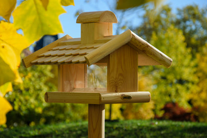 Großes Vogelfutterhaus aus Kiefernholz mit robustem Holzschindeldach und Acryl-Futtersilo, ideal für die Fütterung von Wildvögeln.