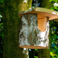 Vogelhaus für Nischenbrüter, mit großem Einflugloch Ø 10 cm und schützendem Dachvorsprung.
