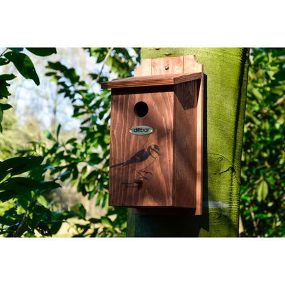 Wetterfester Nistkasten aus FSC®-Holz mit Blaumeisen-Siebdruckmotiv
