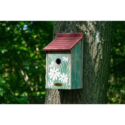 Farbenfrohes Vogelhaus für Meisen mit Bohrlöchern zur einfachen Anbringung an Bäumen und Wänden.