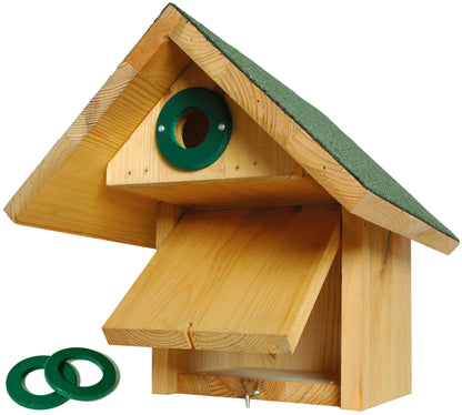 Detailansicht des Vogelnistkastens mit verlängertem Eingangsbereich und Bitumendach zum Schutz vor Raubtieren.
