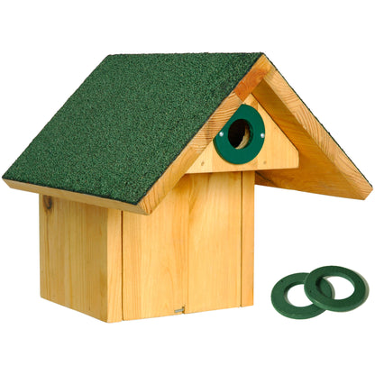 LUXUS-VOGELHAUS® Nistkasten "Räuberschutz" aus massivem Kiefernholz mit austauschbaren Einfluglöchern.