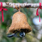 Wildvogelfutter in Futterglocken, vollständig biologisch abbaubar und einfach aufzuhängen.
