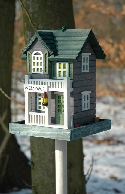 Detailansicht des Western-Vogelhauses mit aufklappbarem Dach und robustem, spitz zulaufendem Ständer.
