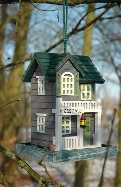 Farbiges Vogelhäuschen im US-Baustil, handgefertigt aus FSC®-Holz mit wetterfestem Design.
