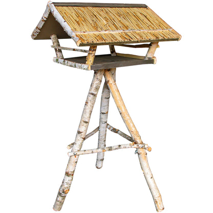 LUXUS-VOGELHAUS® XXL Vogelfutterstation aus Birkenholz mit Schilfdach und massivem Standfuß.
