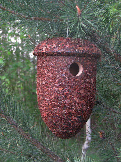 Dunkelbrauner Nistkasten "Eichelform" mit Rinde und Metallhaken zum Aufhängen, Ø 33 mm Einflugloch.