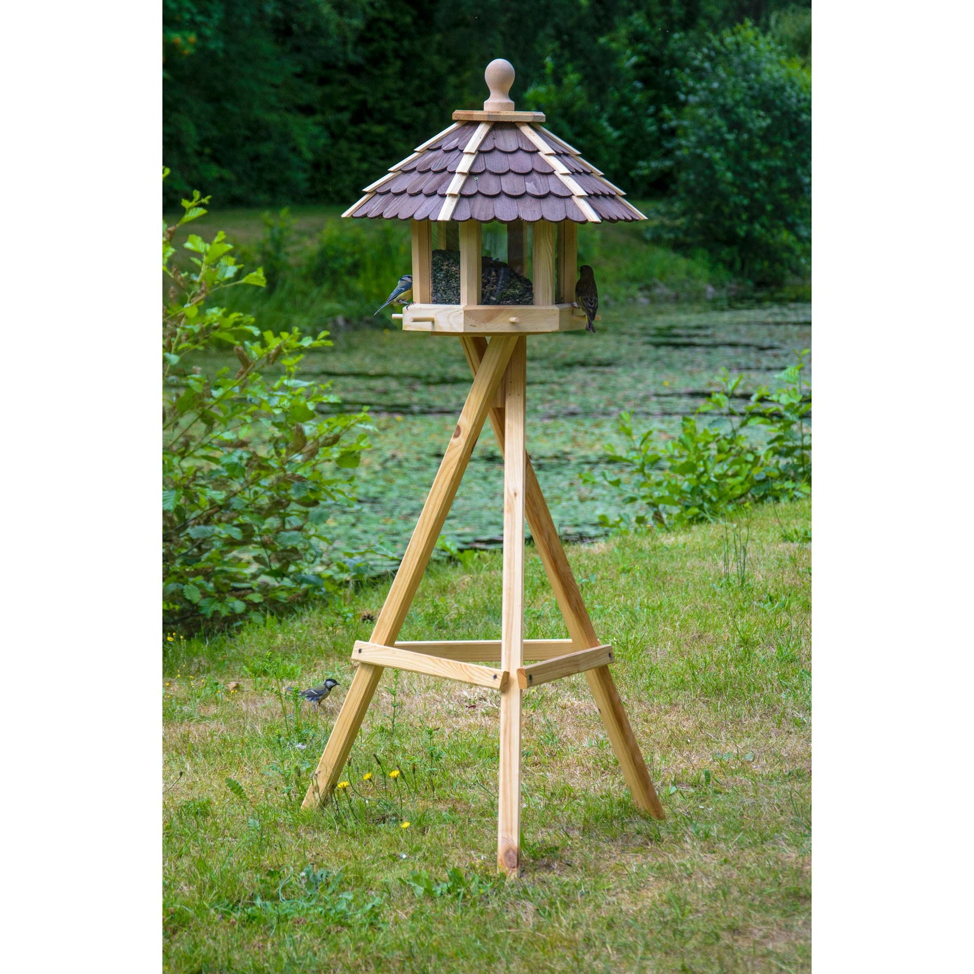 Traditionelles Vogelfutterhaus aus Kiefernholz mit braunem Dach – Wetterfest und UV-geschützt - Luxus-Vogelhaus.de