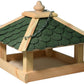 Aufgehängtes Vogelfutterhaus mit grünen Bitumenschindeln, ideal für Garten oder Balkon.
