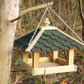 Detailansicht des Vogelhauses "Classic Green" mit Metallkette und Dachüberstand zum Schutz vor Regen.
