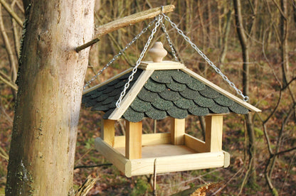 Detailansicht des Vogelhauses "Classic Green" mit Metallkette und Dachüberstand zum Schutz vor Regen.
