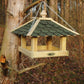 Klassisches Vogelfutterhaus aus imprägniertem Holz mit Metallkette zum Aufhängen an Bäumen und Wänden.
