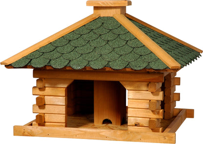 Rustikales Vogelhaus aus imprägniertem Kiefernholz mit grünem Bitumenschindeldach, perfekt für die Fütterung von Wildvögeln im Garten.