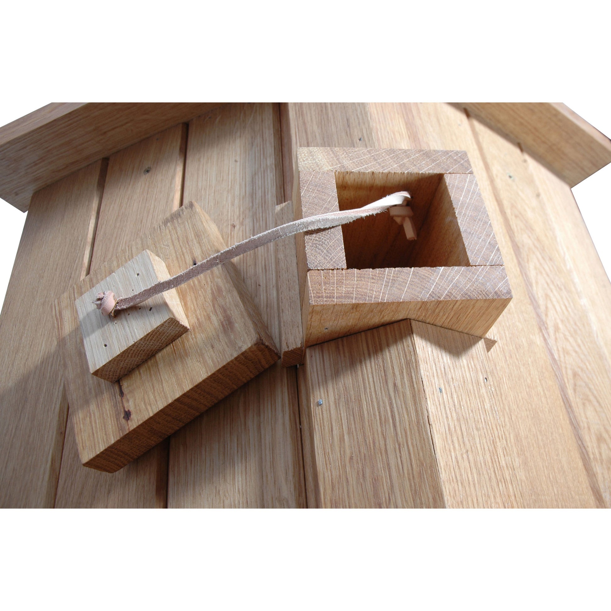 Vogelfutterhaus "Gartenwald" aus massivem Eichenholz – Wetterfestes Vogelhaus mit großem Dachüberstand - Luxus-Vogelhaus.de