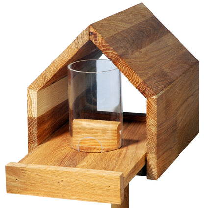Handgefertigtes Design-Vogelfutterhaus "Bauhaus" mit spitzem Ständer für sichere Aufstellung im Garten.
