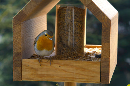 Vogelfutterhaus mit herausziehbarem Futtertablett für einfache Befüllung und Reinigung.
