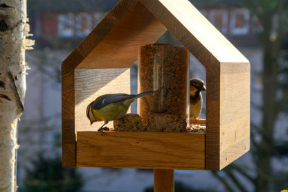 Detailansicht des minimalistischen Vogelfutterhauses im Bauhaus-Stil, wetterfest und langlebig.

