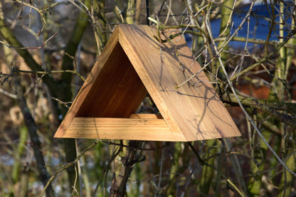 Wetterfestes Vogelfutterhaus aus massivem Eichenholz, ideal für Garten und Balkon, mit stilvollem Bauhaus-Design.
