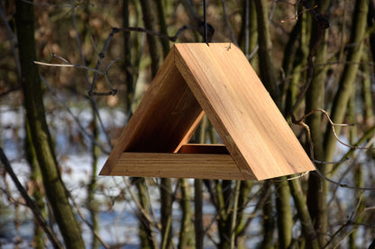 LUXUS-VOGELHAUS mit dreieckiger Form, schützt Vogelfutter zuverlässig vor Regen und Schnee, handgefertigt in Europa.
