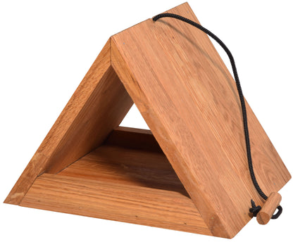 Detailansicht des hochwertigen Vogelhauses mit minimalistischen Formen und robuster Kordel zum Aufhängen.
