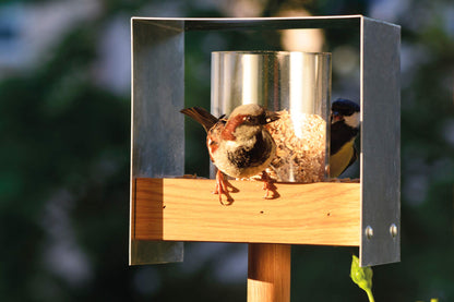 LUXUS-VOGELHAUS® Futterstation aus wetterfestem Eichenholz mit spitzem Ständer für einfache Platzierung im Garten.
