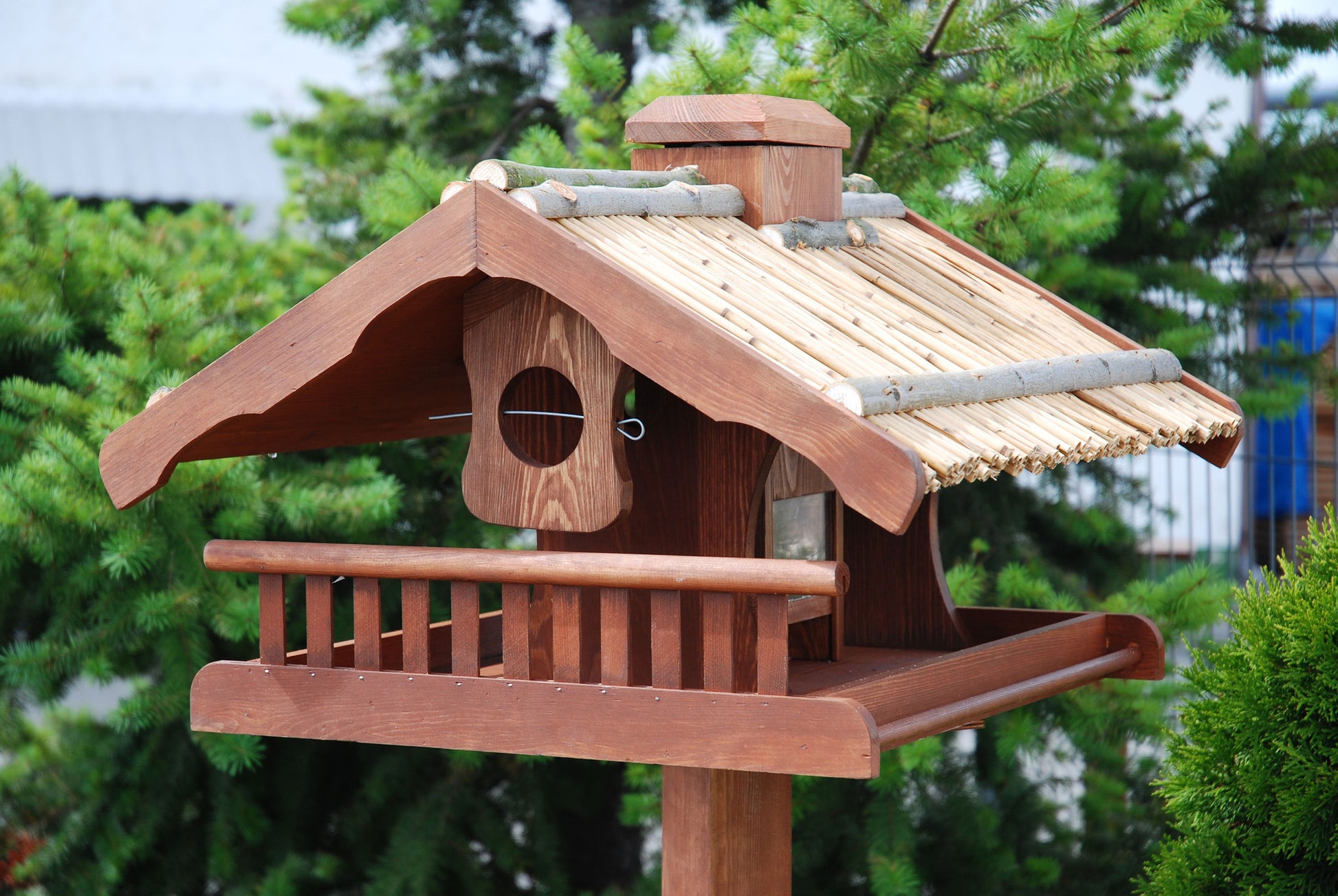 Detailansicht des großen Vogelhauses mit abnehmbarem Dach für einfaches Befüllen des Futtersilos.
