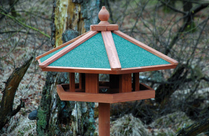 Detailansicht des Vogelhauses "Panorama" mit massivem Ständer und großem Dachüberstand.
