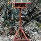 Sechseckiges Vogelfutterhaus mit wetterfestem Bitumendach und robuster Standkonstruktion.

