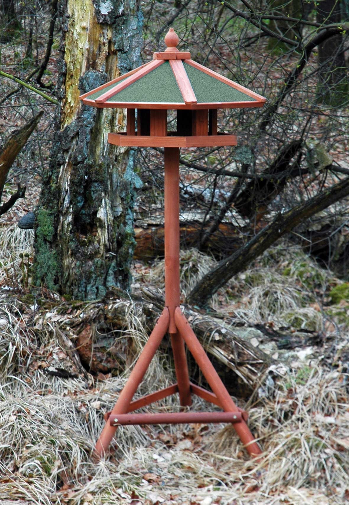Sechseckiges Vogelfutterhaus mit wetterfestem Bitumendach und robuster Standkonstruktion.
