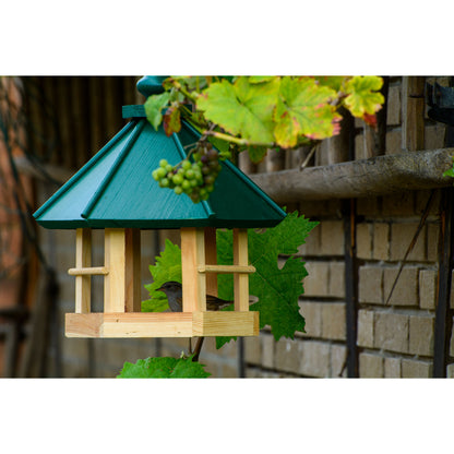 Langlebiges Futterhaus aus nachhaltigem Kiefernholz für den Garten

