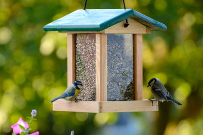 Handgefertigte Vogelfutterstation, ideal für die Aufhängung an Bäumen und Hauswänden.
