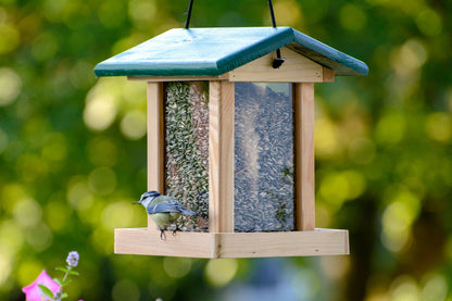 Wetterfeste Futterstation aus nachhaltigem Kiefernholz mit großer Futterfläche für Wildvögel.
