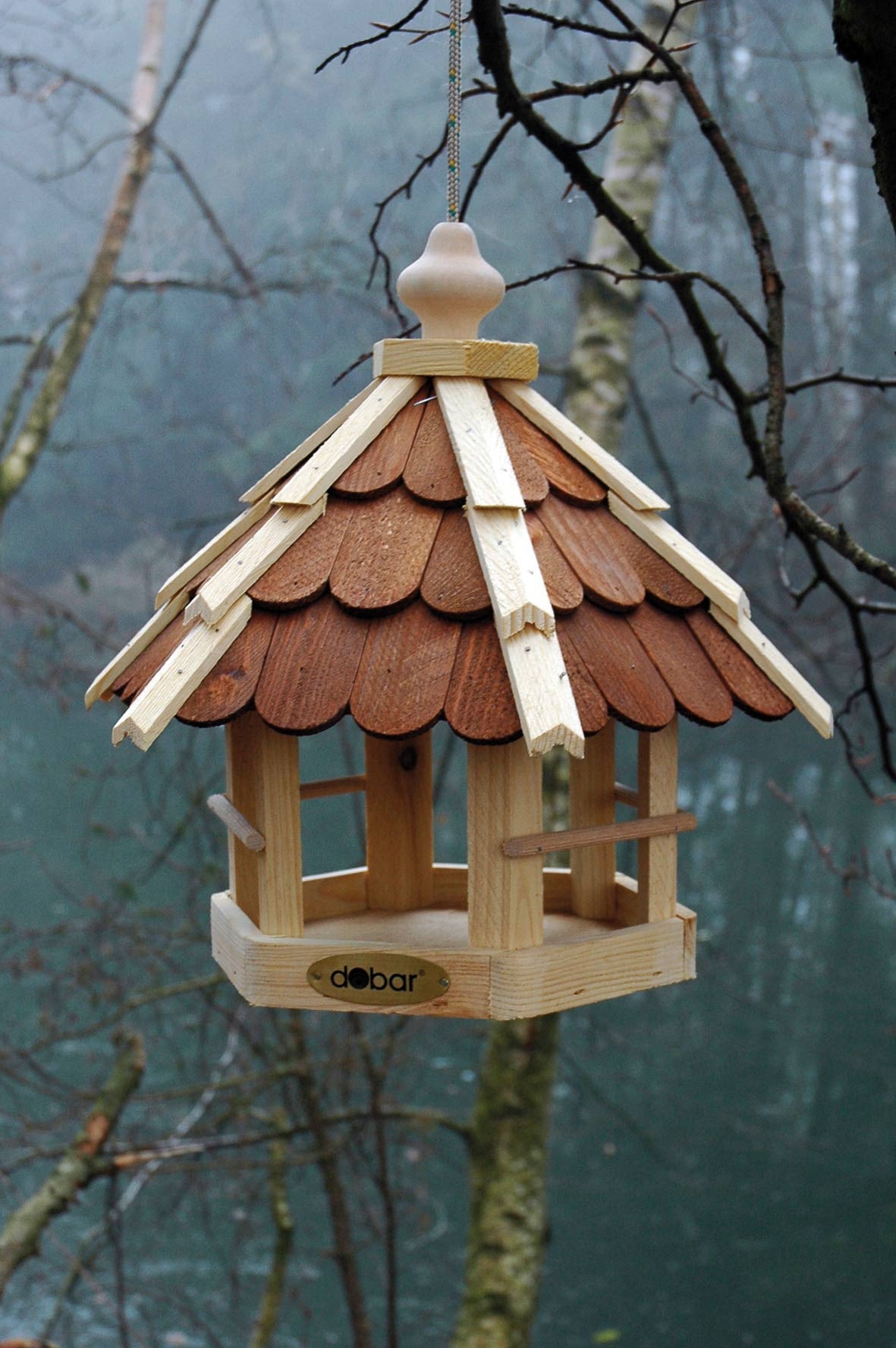 Art.90638e - Vogelfutterhaus mit braunen Holzschindeln und Kordel