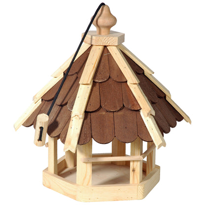 Traditionelles Vogelfutterhaus mit braunem Schindeldach
