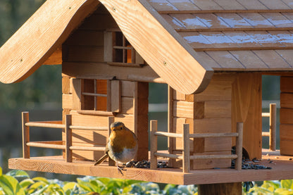 LUXUS-VOGELHAUS® XXL Vogelfutterhaus "Almhütte" aus wetterfest lasiertem Kiefernholz mit robustem Ständer.
