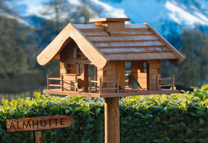 Handgefertigtes XXL-Vogelhaus "Almhütte" mit rustikalem Charme, idealer Blickfang für Garten und Terrasse.
