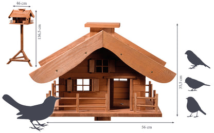 Futterstation "Almhütte" mit extra großem Futtertablett und stabilem Standfuß, ideal für Wildvögel im Garten.
