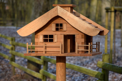 Großes Vogelhaus mit sicherem Futtersilo, das das Futter zuverlässig vor Regen und Schmutz schützt.
