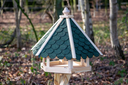 Traditionelles, großes Vogelhaus mit wasserdichtem, grünem Dach und großzügigem Platzangebot für Vogelfutter.