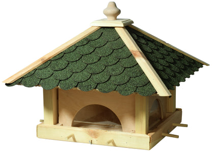 Robustes Vogelhaus mit grünem Bitumendach, ausgestattet mit vier fixierbaren Futterschubladen und Anflugstangen, ideal für heimische Vögel.