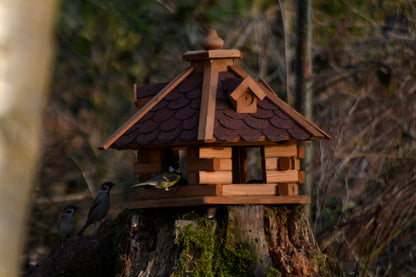 Rustikales Vogelhaus mit sechseckigem Design und wasserdichtem, rotem Dach, perfekt für den Einsatz in Deinem Garten.