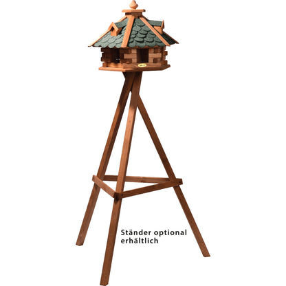 Detailansicht des massiven Vogelfutterhauses mit hölzernem Futtersilo und abnehmbarer Dachspitze.
