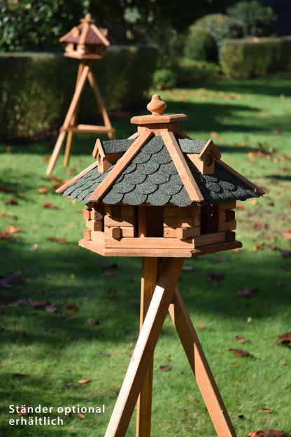 Handgefertigtes XXL-Vogelhaus aus robustem Kiefernholz, perfekt für naturnahe Gärten.
