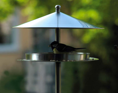 Wetterfestes Vogelfutterhaus aus Edelstahl – Futterstation „Silberglanz“ mit stabilem Ständer für den Garten.
