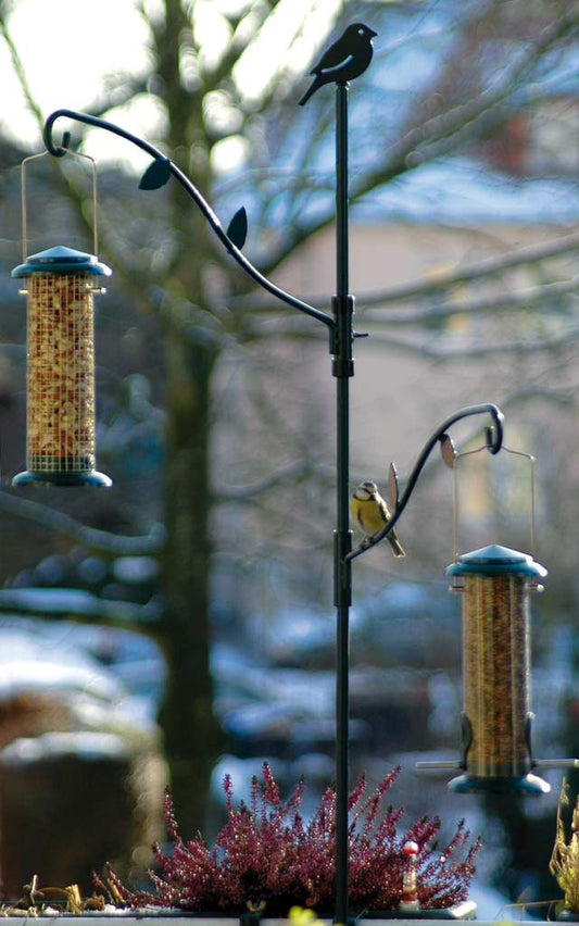 Futterspender-Halter für Balkon – Frei justierbare Arme für Meisenknödel und Futterspender, aus pulverbeschichtetem Metall.
