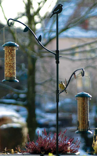 Futterspender-Halter für Balkon – Frei justierbare Arme für Meisenknödel und Futterspender, aus pulverbeschichtetem Metall.
