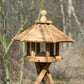 Art. 46131e - Großes Eiche-Vogelhaus "Anflug" mit Futtersilo + Anflugstangen